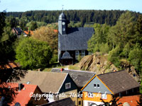 Blick zur sommerlichen Kirche in Trautenstein